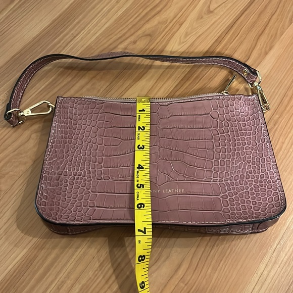 Tuscany leather purple-pink shoulder bag with gold hardware. - Picture 6 of 7